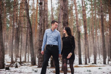 Genç güzel çift Kış ormanda sarılma. Kış aşk hikayesi