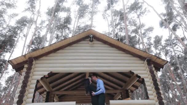 Giovane coppia abbraccio e bacio in inverno foresta fredda — Video Stock