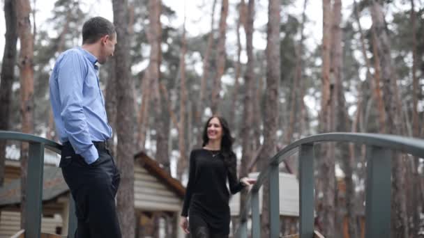 Junges Paar umarmt und küsst sich im winterkalten Wald — Stockvideo