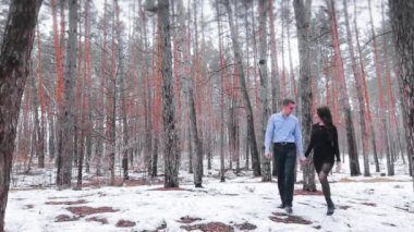 Kış ormanda yürüyüş sevgi dolu bir çift. Mutlu çifte sarılma. Snowy orman