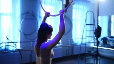 Hava acrobat kadın sirk sahnede. mavi bir arka plan üzerinde hileler hoop