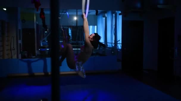 Luchtfoto acrobat vrouw op het podium van het circus. trucs hoepel op een blauwe achtergrond — Stockvideo