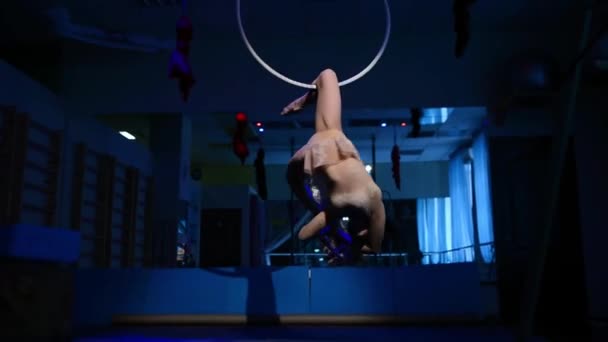 Повітряна акробатна жінка на цирковій сцені. трюки обруч на синьому фоні — стокове відео