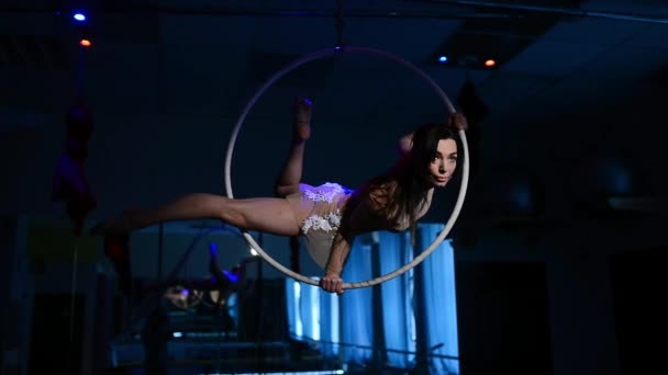 Luftakrobatin auf der Zirkusbühne. Tricks Reifen auf blauem Hintergrund — Stockvideo