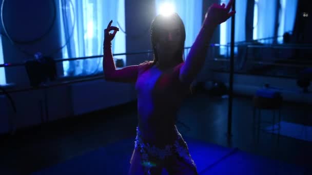 Mujer joven haciendo una pieza de danza moderna — Vídeos de Stock