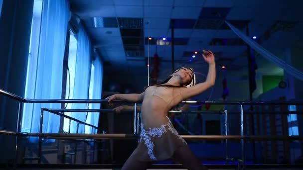 Mladá žena, která dělá kousek moderního tance — Stock video