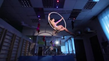 Hava acrobat kadın sirk sahnede. mavi bir arka plan üzerinde hileler hoop