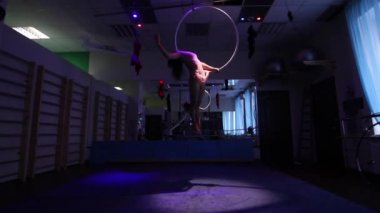Hava acrobat kadın sirk sahnede. mavi bir arka plan üzerinde hileler hoop