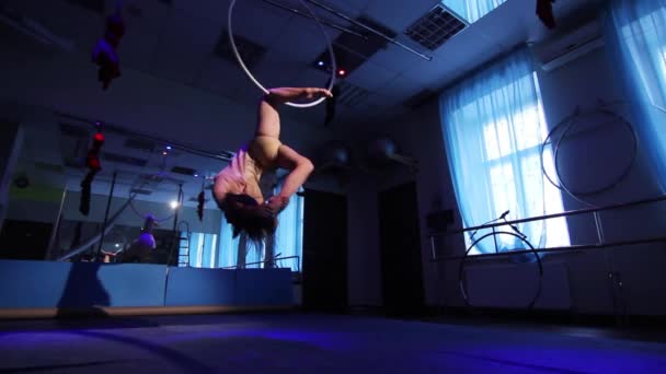 Luchtfoto acrobat vrouw op het podium van het circus. trucs hoepel op een blauwe achtergrond — Stockvideo