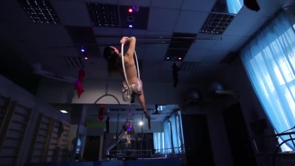 Acrobate aérien femme sur scène de cirque. tricks cerceau sur un fond bleu — Video