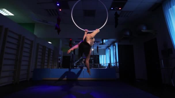 Acrobate aérien femme sur scène de cirque. tricks cerceau sur un fond bleu — Video