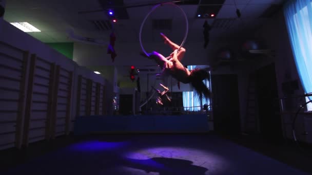 Antenowe acrobat kobieta na arenie cyrku. obręcz sztuczki na niebieskim tle — Wideo stockowe