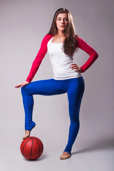 Retrato de una joven jugadora de baloncesto con pelota. Hermosa mujer caucásica en ropa deportiva jugando baloncesto sobre fondo gris —  Fotos de Stock