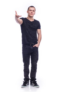 Hip Hop tarzı Dansçı beyaz arka planda tek başına dans ediyor