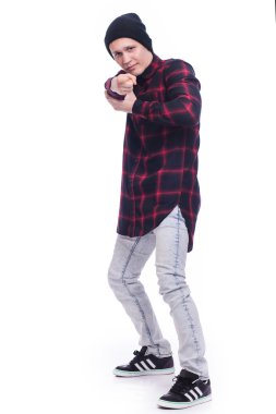 Hip Hop tarzı Dansçı beyaz arka planda tek başına dans ediyor