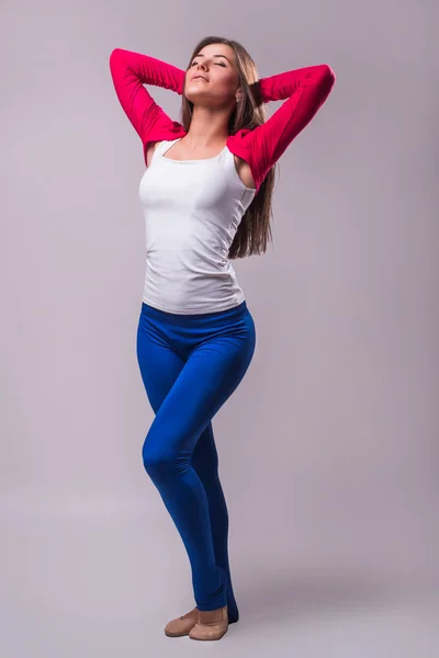 Jovem flexível cheerleader menina posando no estúdio — Fotografia de Stock