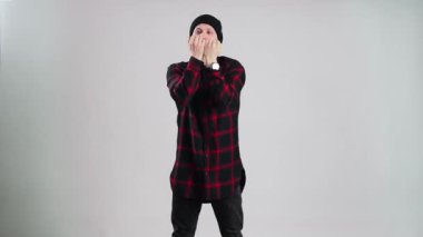 Fotoğraf stüdyosu gri arka plan kapağı dansları hip-hop dansçısı