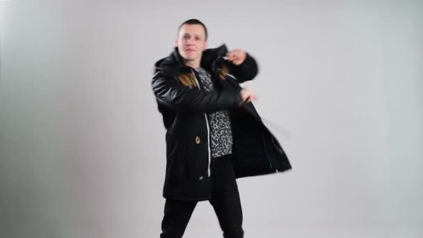 Hip-hop dancer in cap dances in photo studio with gray background — Stock Video