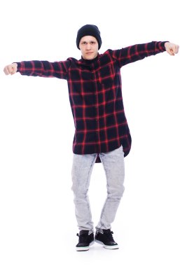 Hip Hop tarzı Dansçı beyaz arka planda tek başına dans ediyor