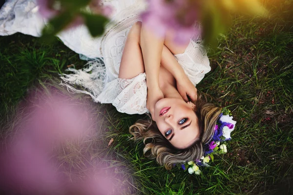 Uzun kırmızı üfleme saç açık havada bahar güzellik kız. Çiçek açan sakura ağacı. Romantik genç kadın portre — Stok fotoğraf