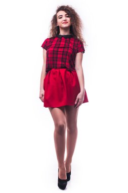 Beyaz arka plan üzerinde izole bir kadın portresi tam uzunlukta