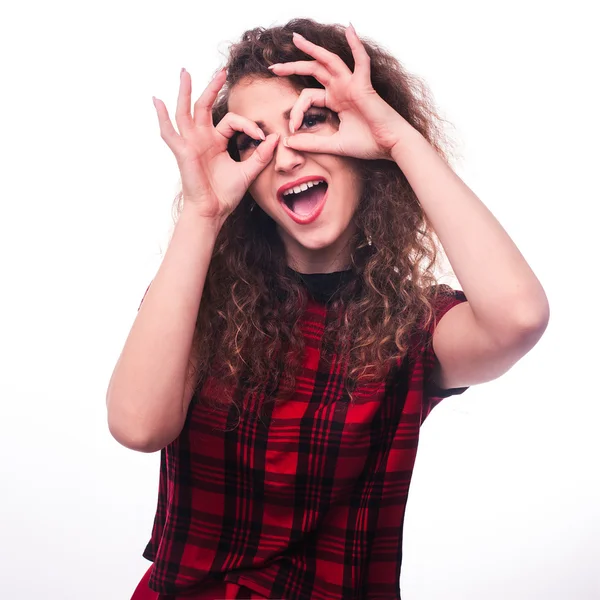 kıvırcık kız beyaz izole gözlük jest yapıyor