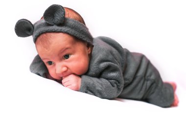 İzole yürümeye başlayan çocuk ve fare şapkalı küçük şirin bebek kız