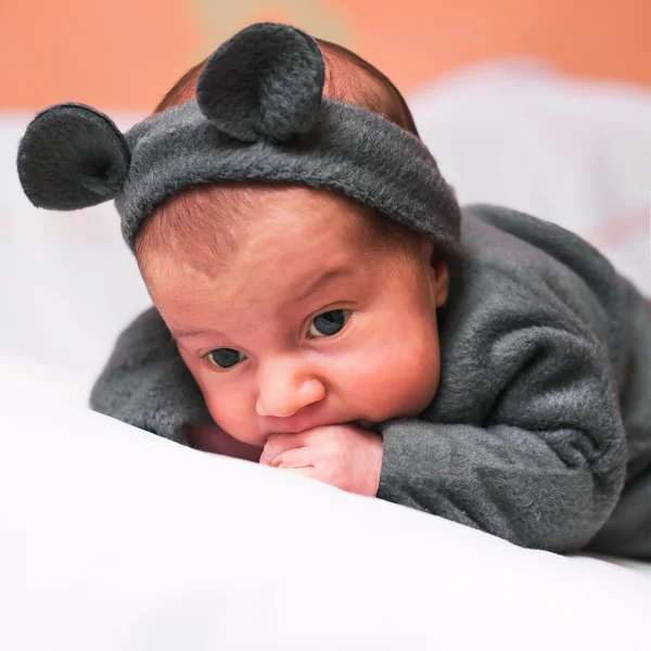 Kleine niedliche Mädchen in Kleinkind und Maus Hut isoliert — Stockfoto