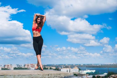 Çatıda sportif genç kadın