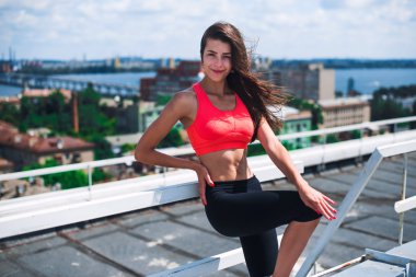 Çatıda sportif genç kadın