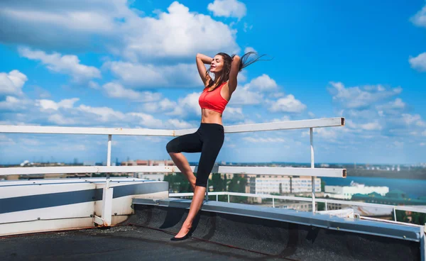 Yoga en el techo. Estilo de vida saludable. Mujer joven —  Fotos de Stock