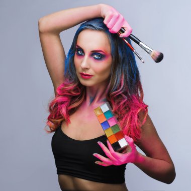 Sanatçı fırça ile bir makyaj portresi