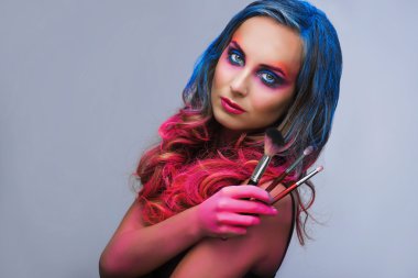 Sanatçı fırça ile bir makyaj portresi