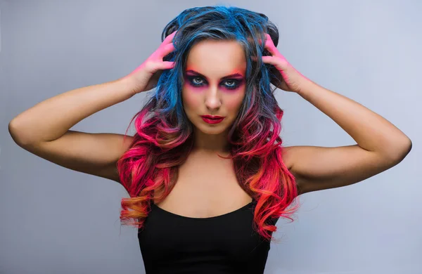 Mooie make-up, harde kleuren rood en blauw, studio — Stockfoto