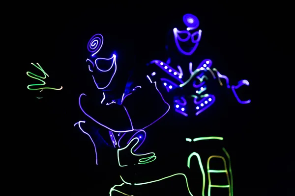 Dansers in led pakken op donkere achtergrond, gekleurde Toon — Stockfoto