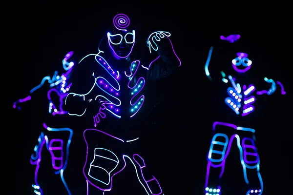 Dansers bemanning in led pakken op donkere achtergrond, gekleurde Toon — Stockfoto