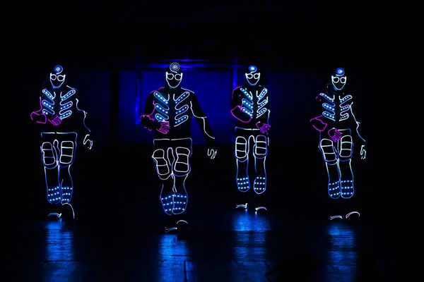 Equipe de dança em trajes dos LEDs — Fotografia de Stock