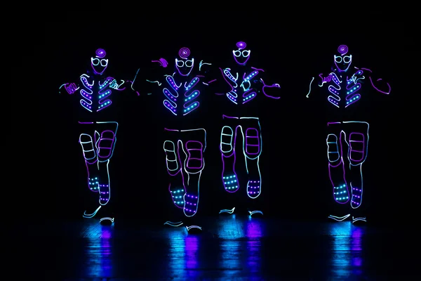 Equipe de dança em trajes dos LEDs — Fotografia de Stock
