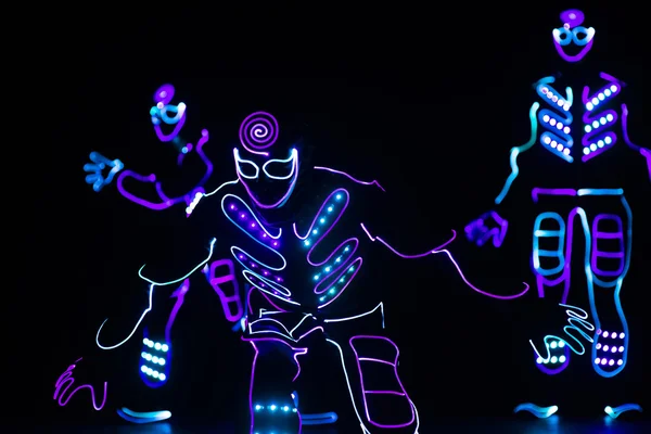 Equipe de dança em trajes dos LEDs — Fotografia de Stock