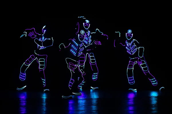 Equipe de dança em trajes dos LEDs, ternos leves — Fotografia de Stock