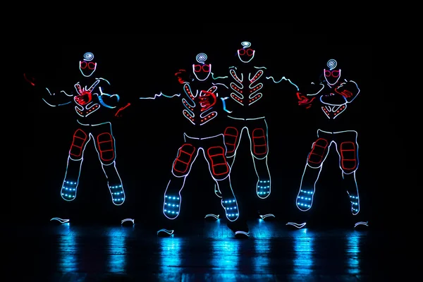 Equipe de dança em trajes dos LEDs, ternos leves — Fotografia de Stock