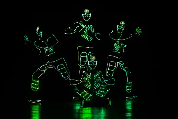 Equipe de dança em trajes dos LEDs, ternos leves — Fotografia de Stock