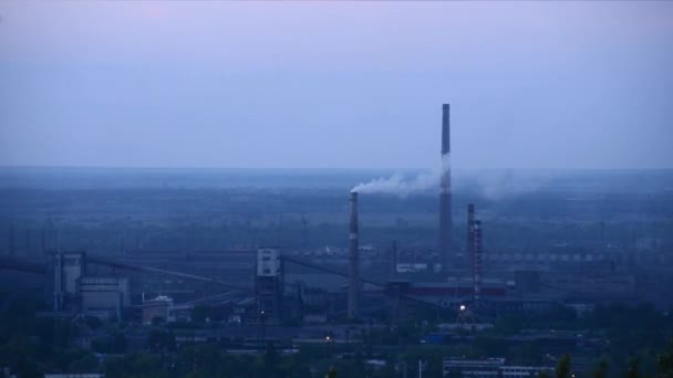 Hajnalban, gyorsított környezetszennyező gyár — Stock videók