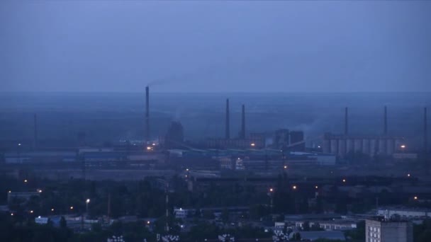 在黎明时，时移家污染工厂 — 图库视频影像