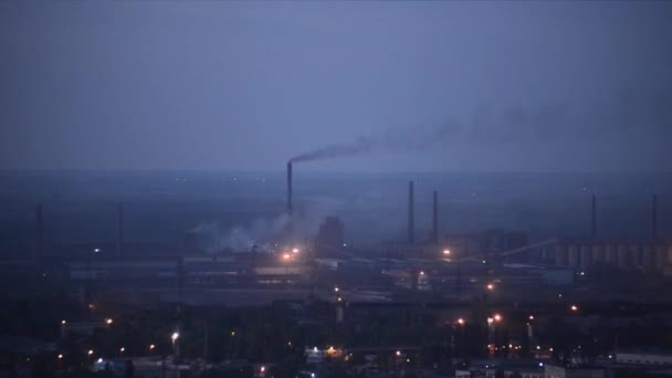 Загрязняющая фабрика на рассвете, временные интервалы — стоковое видео