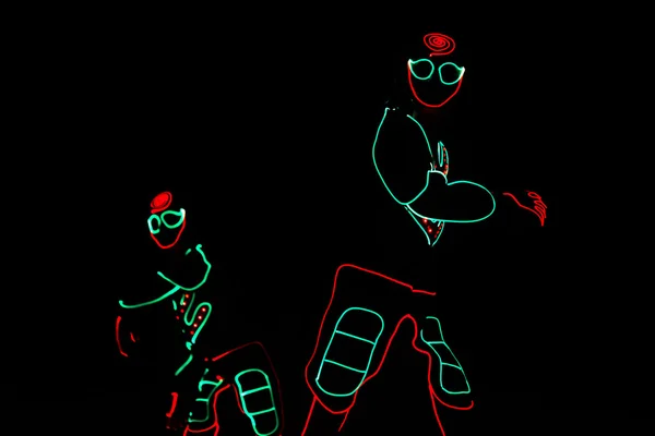 Dansers in led pakken op donkere achtergrond, gekleurde Toon — Stockfoto