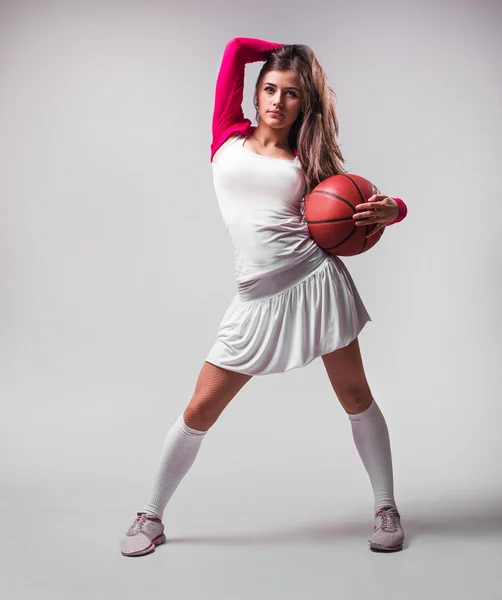 Joven sexy hembra agujero pelota de baloncesto — Foto de Stock