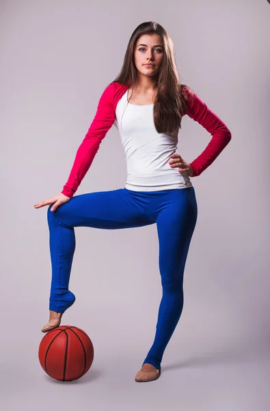 Joven sexy hembra agujero pelota de baloncesto — Foto de Stock