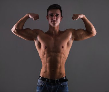 Mavi Jeans arkadan gömleksiz kas adam