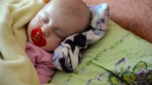 Крупним планом портрет красивої сплячої дитини на старовинній валізі — стокове відео